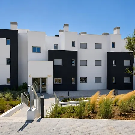 Stylish 3 Bed Habitat Apartment *